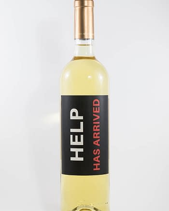 Garrafa de vinho branco com rótulo para festas - Help has arrived