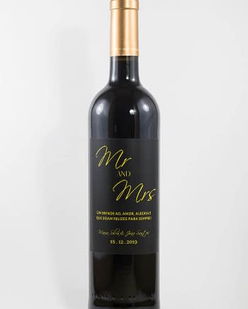 Garrafa de vinho tinto com rótulo personalizado - Casamento - Mr & Mrs em preto e dourado com nome dos noivos e data da cerimónia