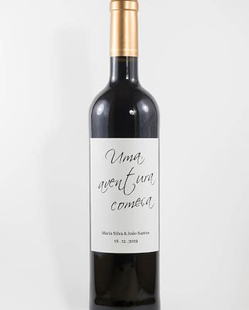 Garrafa de vinho tinto com rótulo personalizado - Casamento - Uma aventura começa, com nome dos noivos e data da cerimónia