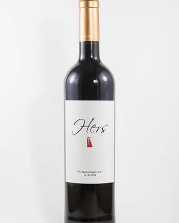 Garrafa de vinho tinto com rótulo personalizado - Casamento - Hers com figura de casal, nome e data