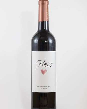 Garrafa de vinho tinto com rótulo personalizável - Casamento - Hers com coração: nomes, local e data personalizáveis