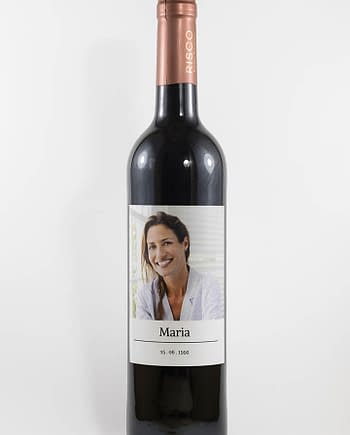 Vinho tinto com rótulo personalizado - Com fotografia - Com fotografia, nome e data personalizável e fundo branco