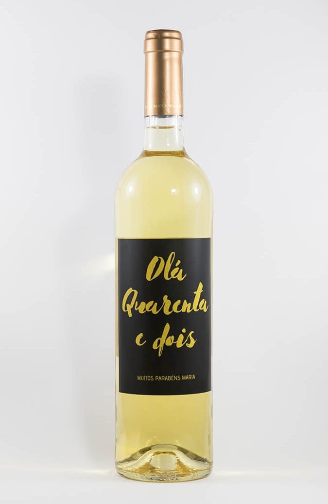 Garrafa de vinho branco com rótulo personalizável - Aniversário - Hello com número de anos e nome personalizável. Letras douradas em fundo preto