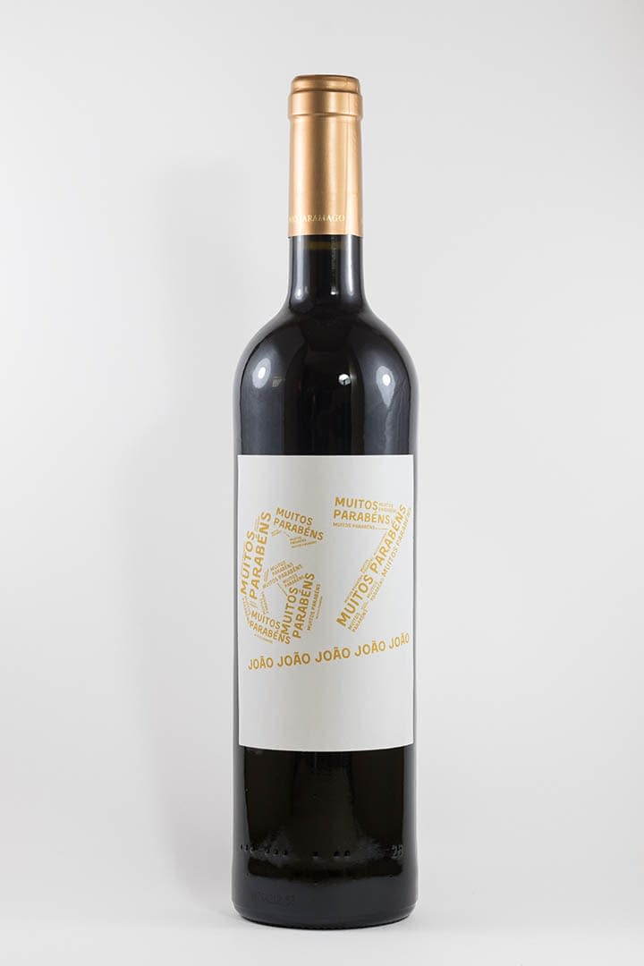 Garafa de vinho tinto com rótulo personalizável - Aniversário - com idade desenhada com muitos parabéns e nome em amarelo