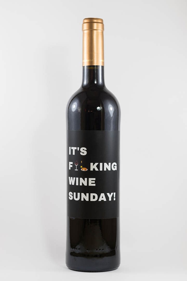 Garrafa de vinho tinto com rótulo para festas - It's fucking wine sunday