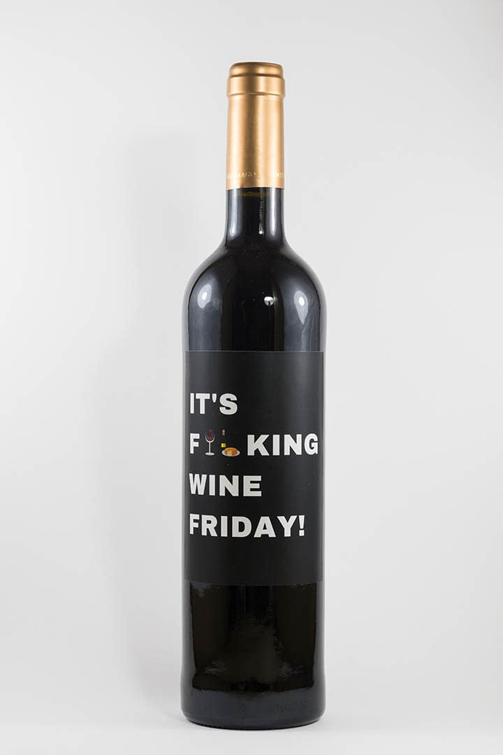 Garrafa de vinho tinto com rótulo para festas - It's fucking wine friday