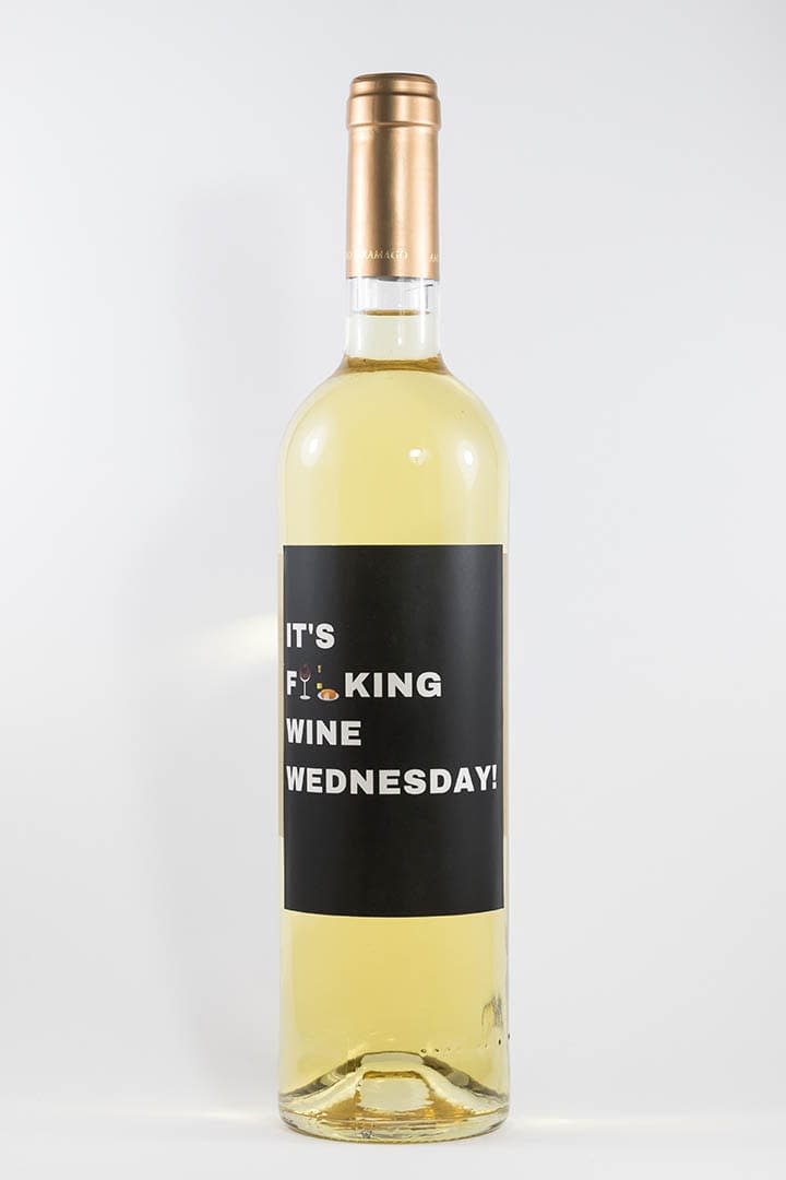 Garrafa de vinho branco com rótulo para festas - It's fucking wine wednesday