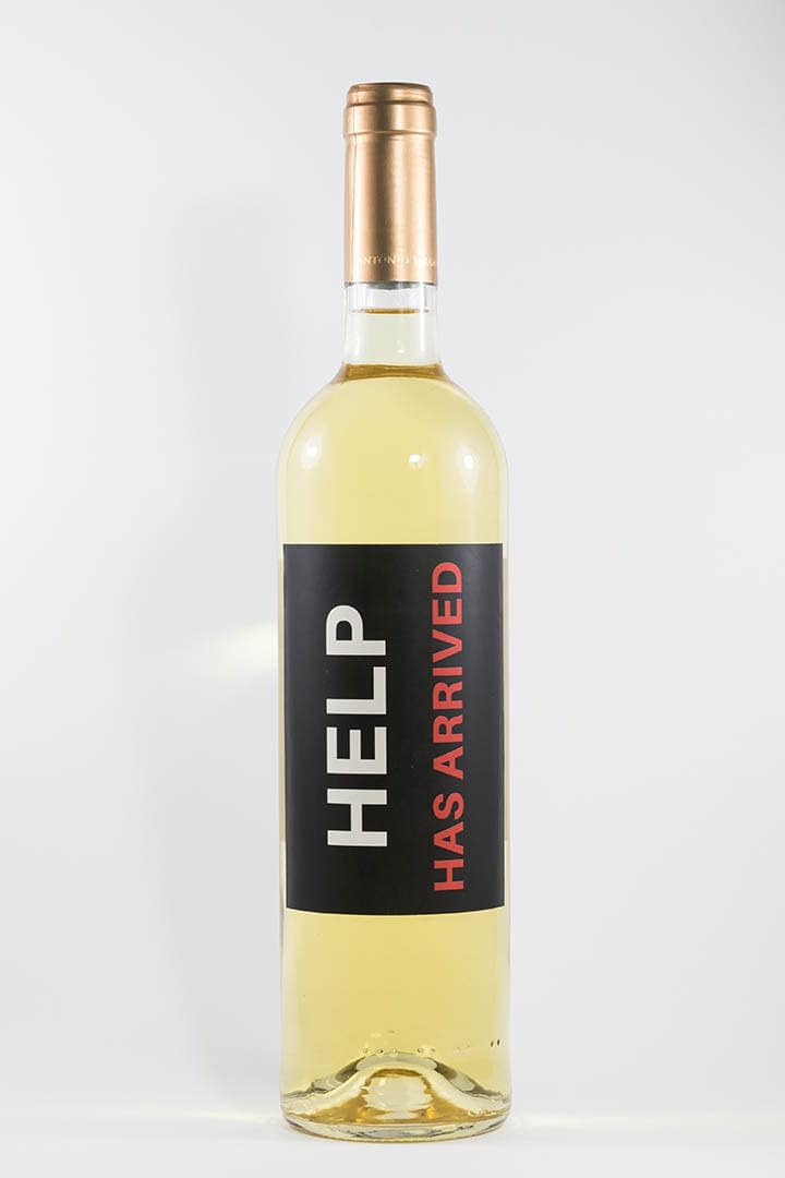 Garrafa de vinho branco com rótulo para festas - Help has arrived