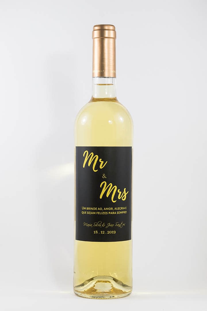 Garrafa de vinho branco com rótulo personalizado - Casamento - Mr & Mrs em preto e dourado com nome dos noivos e data da cerimónia