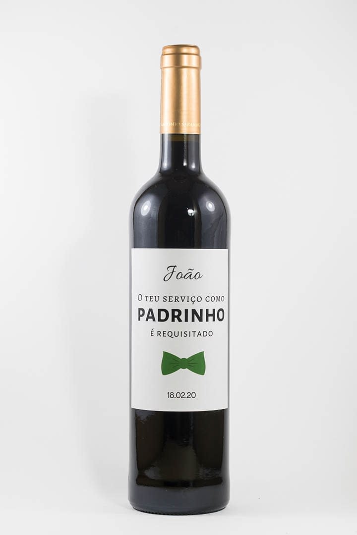 Garrafa de vinho tinto com rótulo personalizado - Casamento - O teu serviço como padrinho é requisitado, laço verde