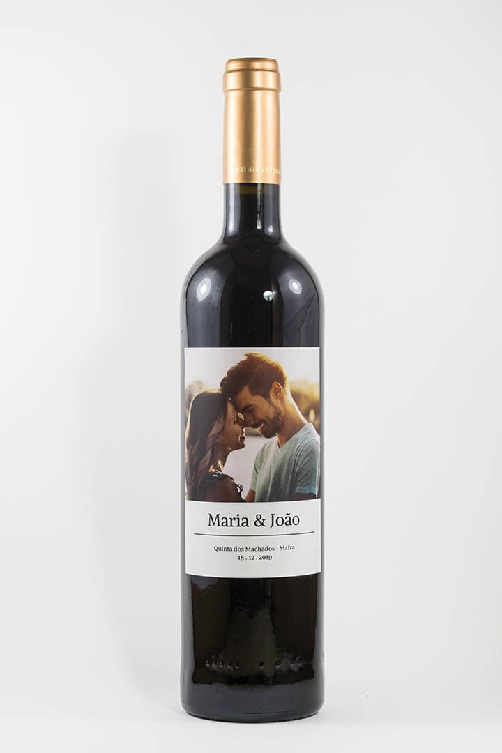 Garrafa de vinho tinto com rótulo personalizado - Casamento - Com fotografia, nome dos noivos, local e data da cerimónia