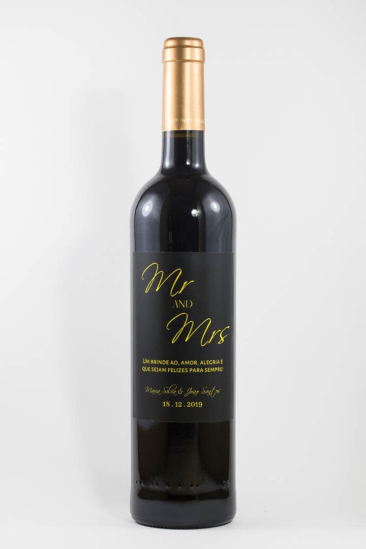 Garrafa de vinho tinto com rótulo personalizado - Casamento - Mr & Mrs em preto e dourado com nome dos noivos e data da cerimónia