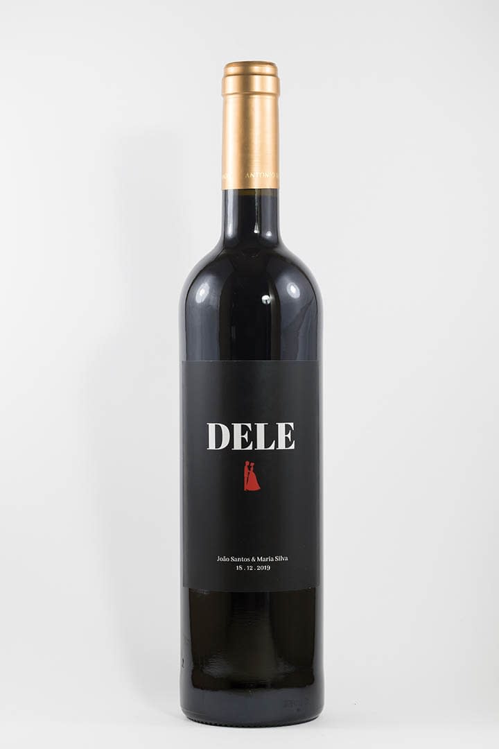 Garrafa de vinho tinto com rótulo personalizado - Casamento - Dele, com casal, nomes dos noivos e data da cerimónia