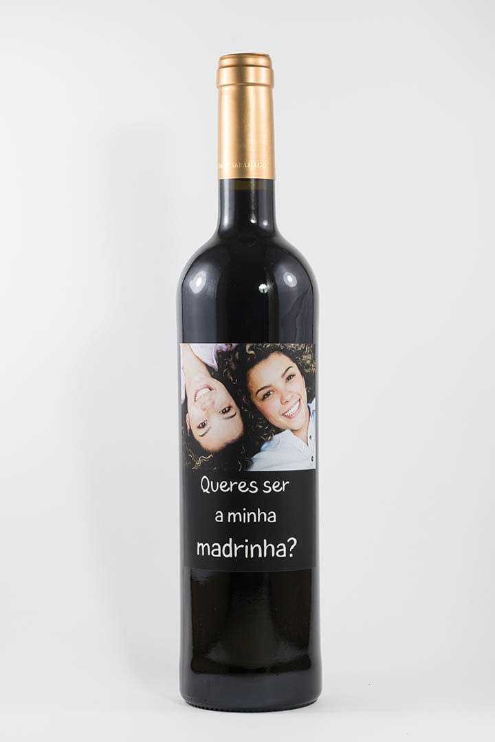 Garrafa de vinho tinto com rótulo personalizado - Casamento - Queres ser a minha madrinha?