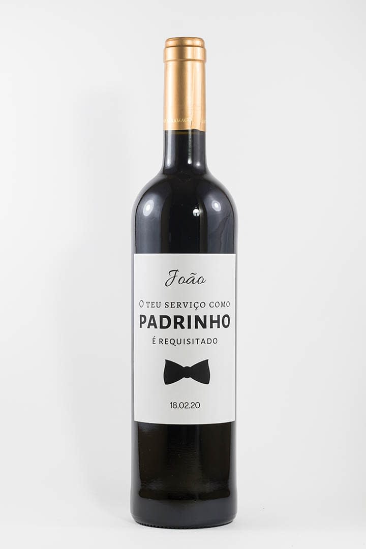 Garrafa de vinho tinto com rótulo personalizado - Casamento - O teu serviço como padrinho é requisitado, laço preto