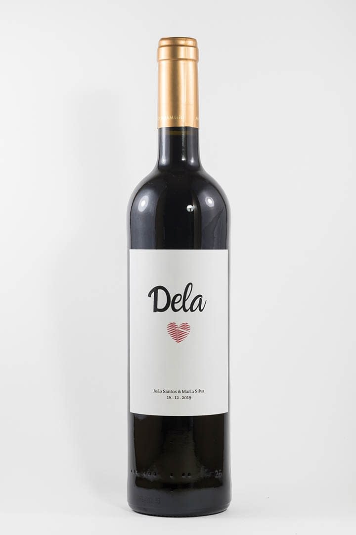 Garrafa de vinho tinto com rótulo personalizado - Casamento - Dela com coração, nome dos noivos e data da cerimónia