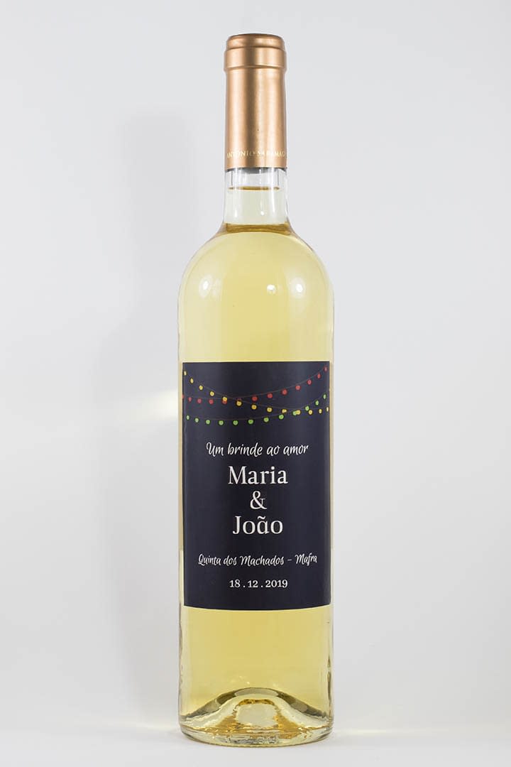Garrafa de vinho branco com rótulo personalizável - Casamento - Um brinde ao amor: nomes, local e data personalizáveis. Luzes coloridas em fundo azul