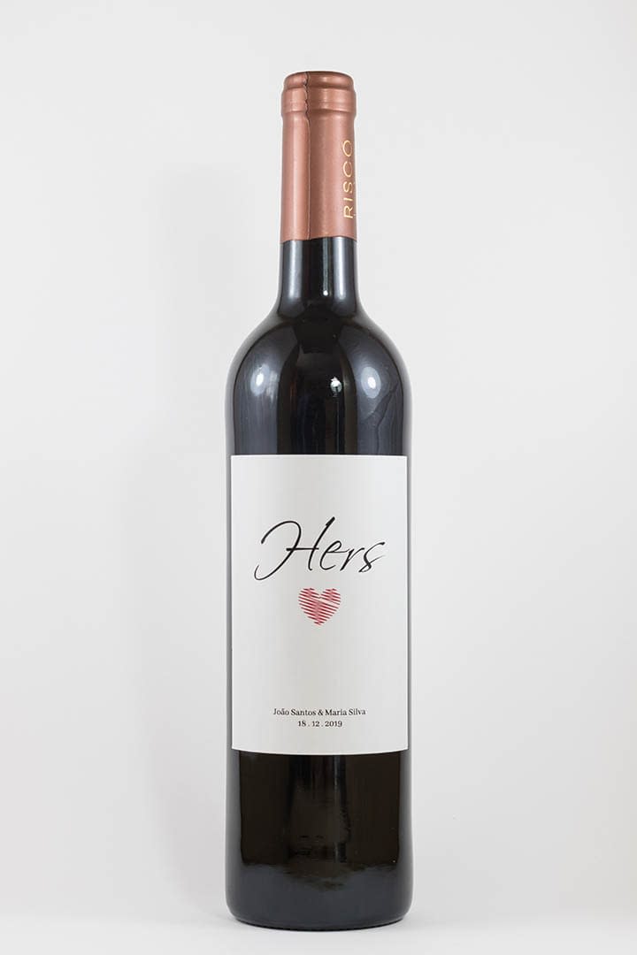 Garrafa de vinho tinto com rótulo personalizável - Casamento - Hers com coração: nomes, local e data personalizáveis