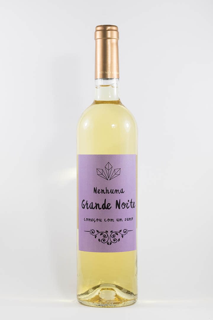Garafa de vinho branco com rótulo de festas - Nenhuma grande noite começou--- em roxo