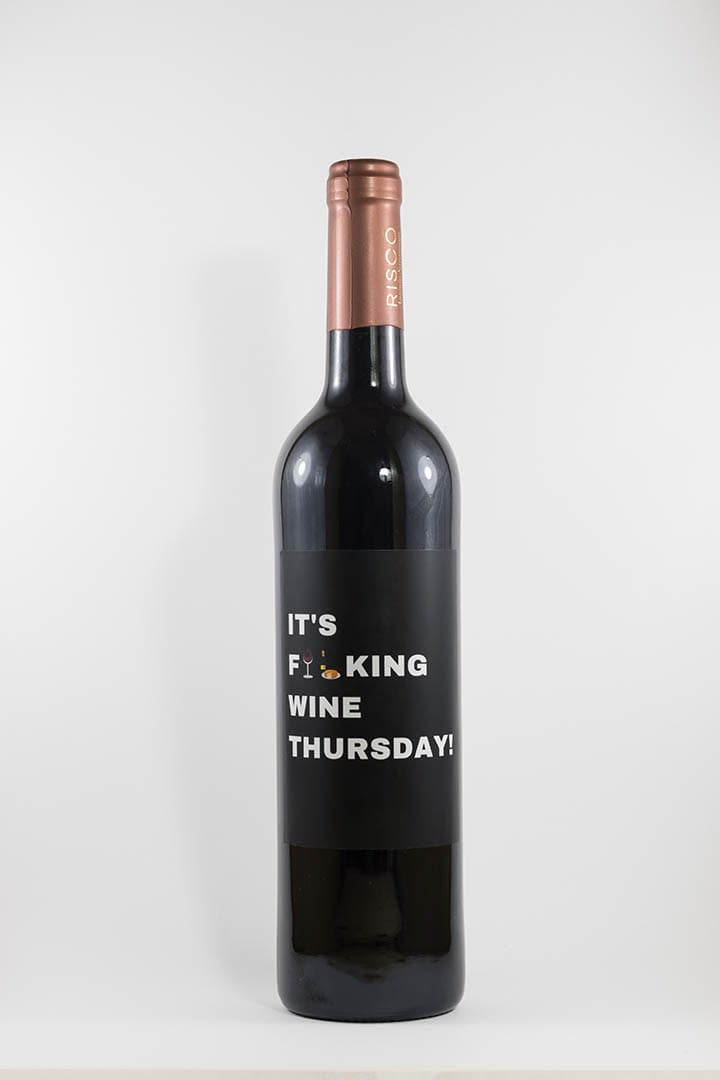 Garrafa de vinho tinto com rótulo para festas - It's fucking wine thursday