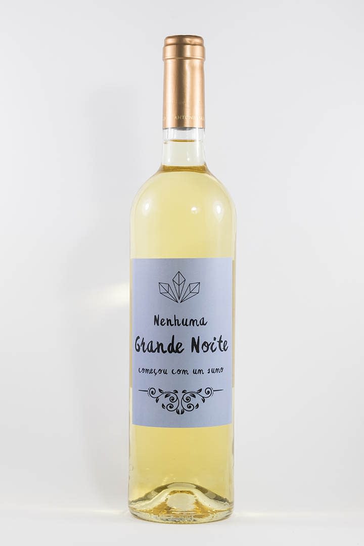 Garafa de vinho branco com rótulo de festas - Nenhuma grande noite começou--- em azul