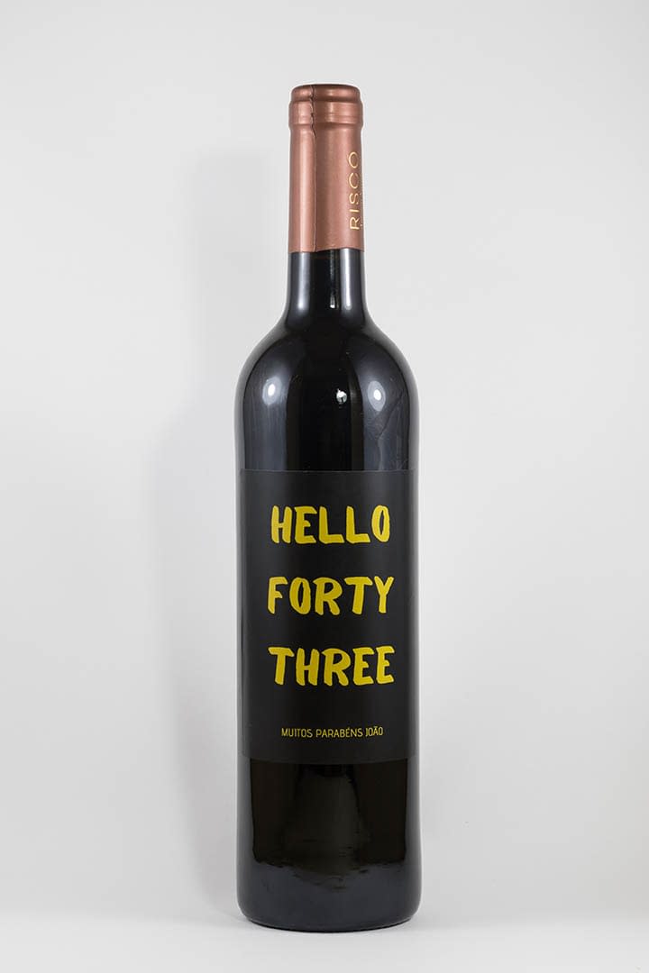 Garrafa de vinho tinto com rótulo personalizado - Aniversário - Hello Birthday com idade e nome em preto e dourado