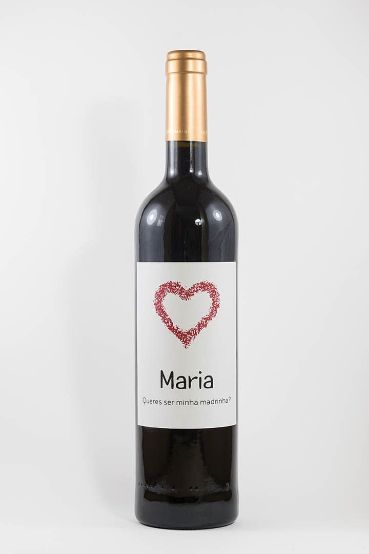 Garrafa de vinho tinto com rótulo personalizado - Casamento - Queres ser minha madrinha, com nome e coração vermelho